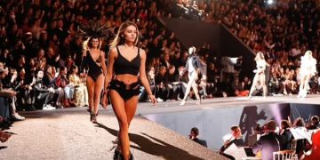 Cô gái đẹp nhất thế giới’ diễn nội y