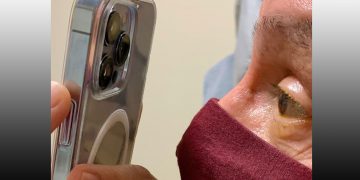 Bác sĩ nhãn khoa sử dụng chế độ Macro trên iPhone 13 Pro để kiểm tra mắt của bệnh nhân